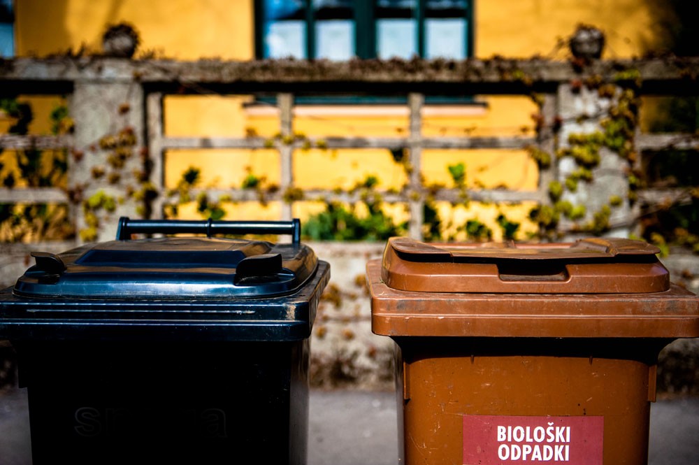 Pokrovi dveh zabojnikov: za mešane komunalne odpadke in biološke odpadke.