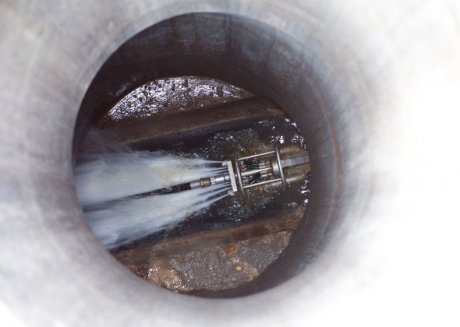 Pri čiščenju kanalizacijskih cevi s premerom 1100 mm uporabljamo sisteme za čiščenje z visokim tlakom vode.