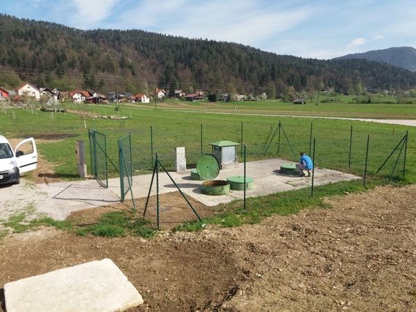 ČN Podgora z vzdrževalcem na objektu. Na ČN se nahaja primarni usedalnik (na sliki odprti pokrov), aeracijski bazen (poleg pokrova bazena je vzdrževalec), naknadni usedalnik.