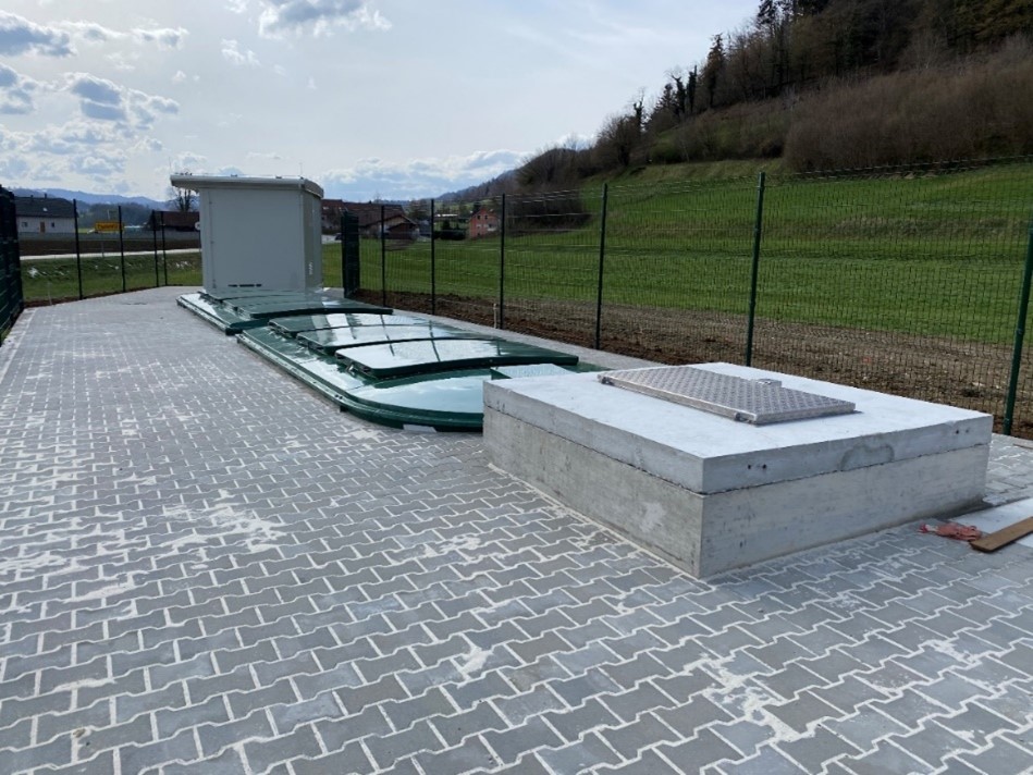Na sliki ČN Podolnica s pokritim primarnim usedalnikom in aerobnim biološkim bazenom z naknadnim usedalnikom. V ozadju kiosk s puhali, v njegovi neposredni bližini pa revizijski jašek, preko katerega komunalna odpadna voda doteka na KČN.