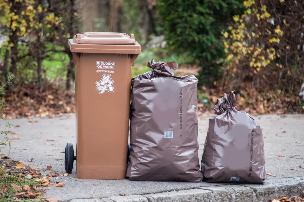 Brown bin and two brown Voka Snaga's bags for green garden waste.