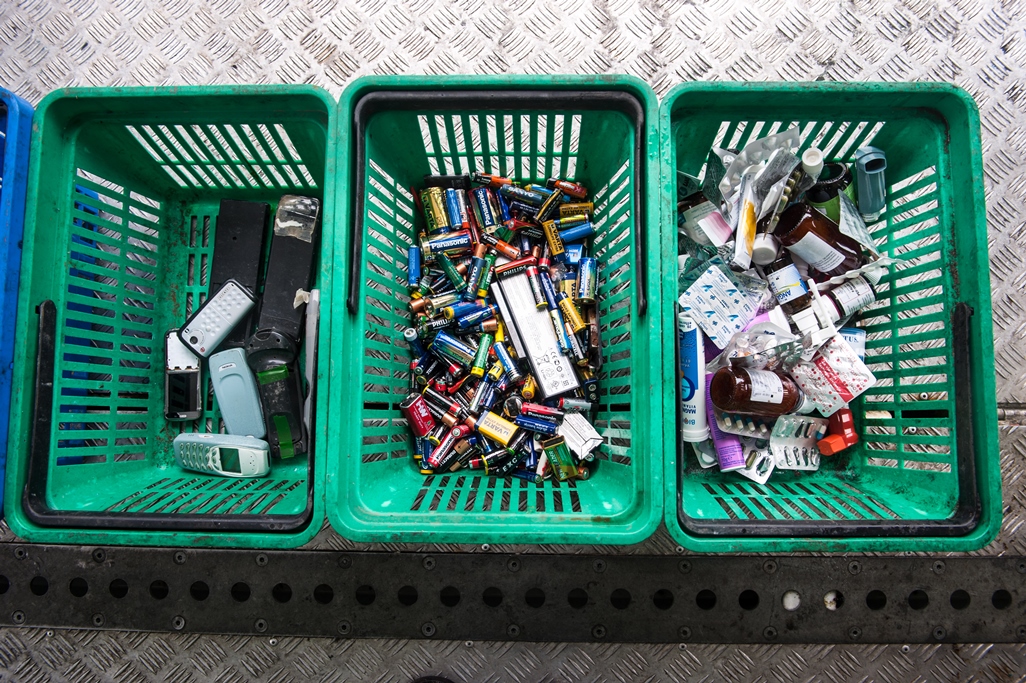 Trije koški, s katerimi v premični zbiralnici zbiramo nevarne odpadke. V prvem so mobilni telefoni, v drugem baterije in v tretjem zdravila.