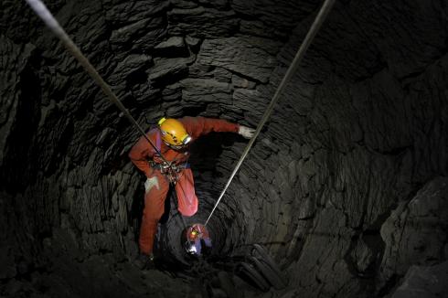 Grajski vodnjak je izdelan iz podpeškega apnenca (Foto: Domen Pal/Branko Čeak/Jože Maček).