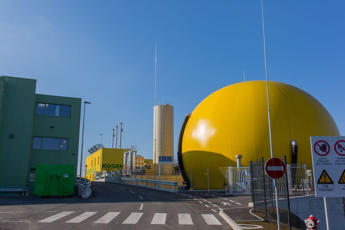 Rumen balon je plinohram za zbiranje bioplina, ki nastaja v procesu razgradnje bioodpadkov.