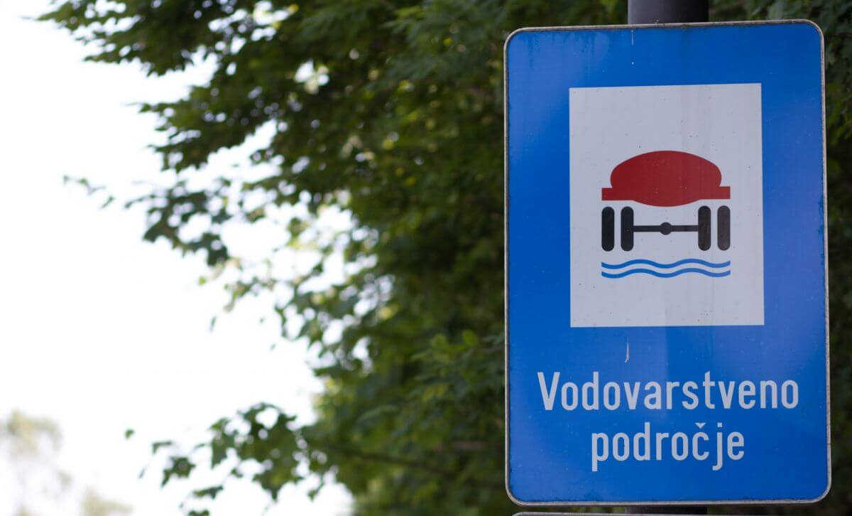 Prometni znak označuje vstop na vodovarstveno območje.