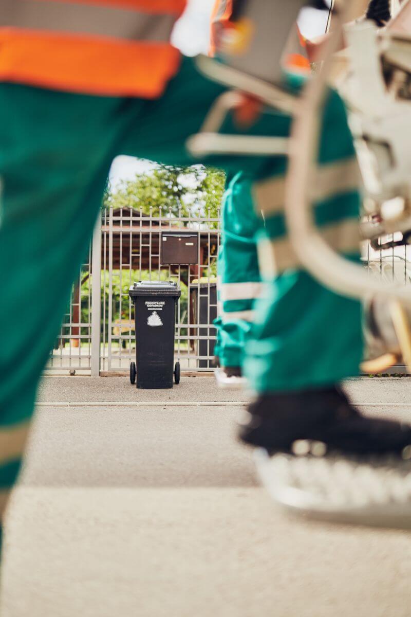 Bin for mixed municipal waste and waste collector.