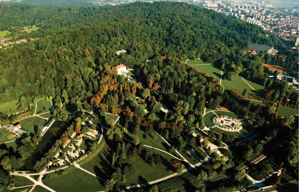 Krajinski park Tivoli, Rožnik, Šišenski hrib iz zraka. Velike površine gozda in travnate površine parka Tivoli.