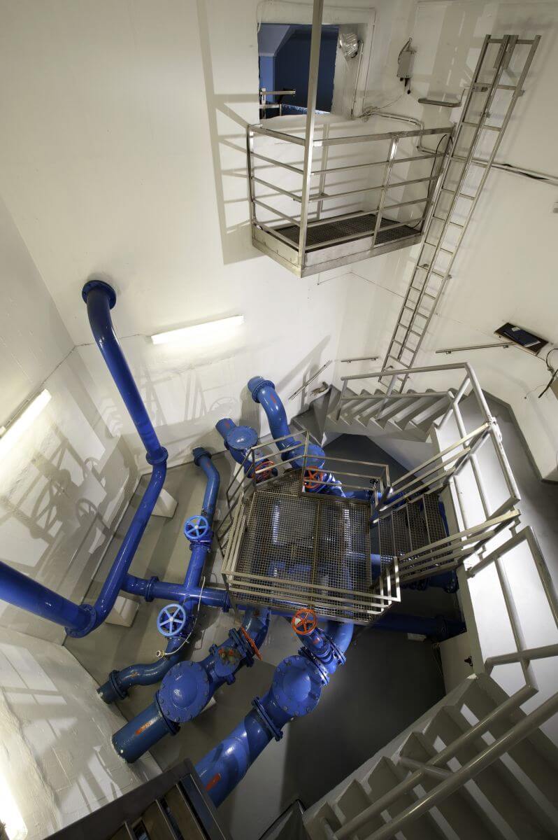 Armaturna celica vodohrana Pržan je preplet vodovodnih cevi z ventili in stopnic ter podesta za pregled nemotenega delovanja omenjenega objekta.