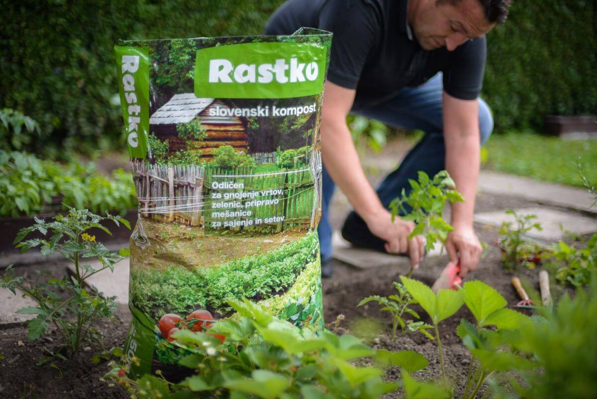 A bag of first quality compost Rastko, sutible for fertulizing gardens.